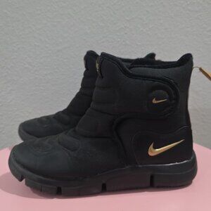 Nike Novice Boot 'Black/Wolf Grey/Metallic Gold' (Size 2Y)